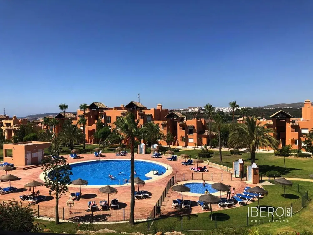 Wohnzimmer; holzboden, tageslicht, moderner stil, hohe decken