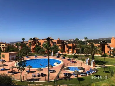 Wohnzimmer; holzboden, tageslicht, moderner stil, hohe decken