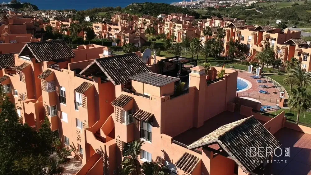 Wohnzimmer; holzboden, tageslicht, moderner stil, hohe decken