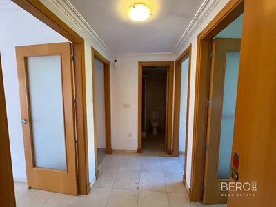 Wohnzimmer; holzboden, tageslicht, moderner stil, hohe decken