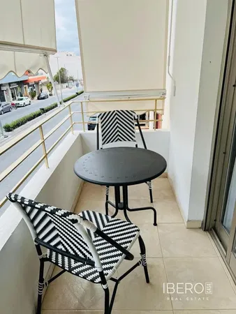 Sala de estar; chão de madeira, luz natural, estilo moderno, teto alto