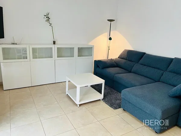 Sala de estar; chão de madeira, luz natural, estilo moderno, teto alto