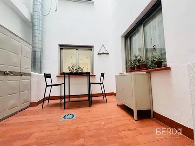 Sala de estar; chão de madeira, luz natural, estilo moderno, teto alto