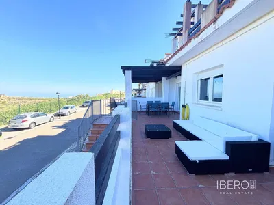 Sala de estar; chão de madeira, luz natural, estilo moderno, teto alto