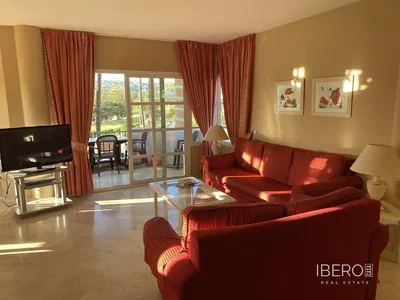 Wohnzimmer; holzboden, tageslicht, moderner stil, hohe decken