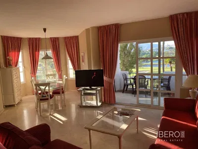 Wohnzimmer; holzboden, tageslicht, moderner stil, hohe decken