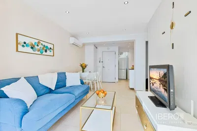 Sala de estar; chão de madeira, luz natural, estilo moderno, teto alto