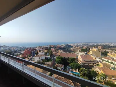 Sala de estar; chão de madeira, luz natural, estilo moderno, teto alto
