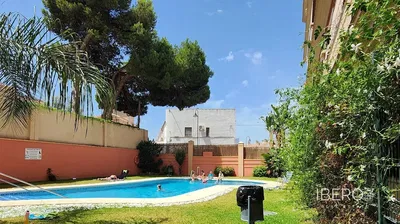 Oturma odası; ahşap zemin, doğal ışık, modern stil, yüksek tavan