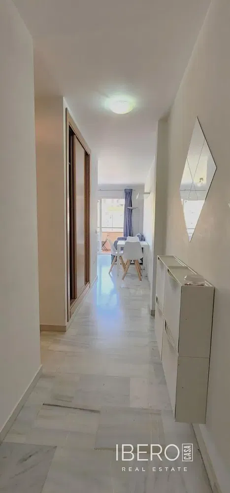 Oturma odası; ahşap zemin, doğal ışık, modern stil, yüksek tavan