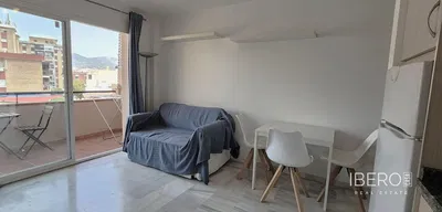 Oturma odası; ahşap zemin, doğal ışık, modern stil, yüksek tavan