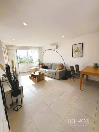 غرفة معيشة; أرضية خشبية, ضوء طبيعي, أسلوب عصري, أسقف عالية