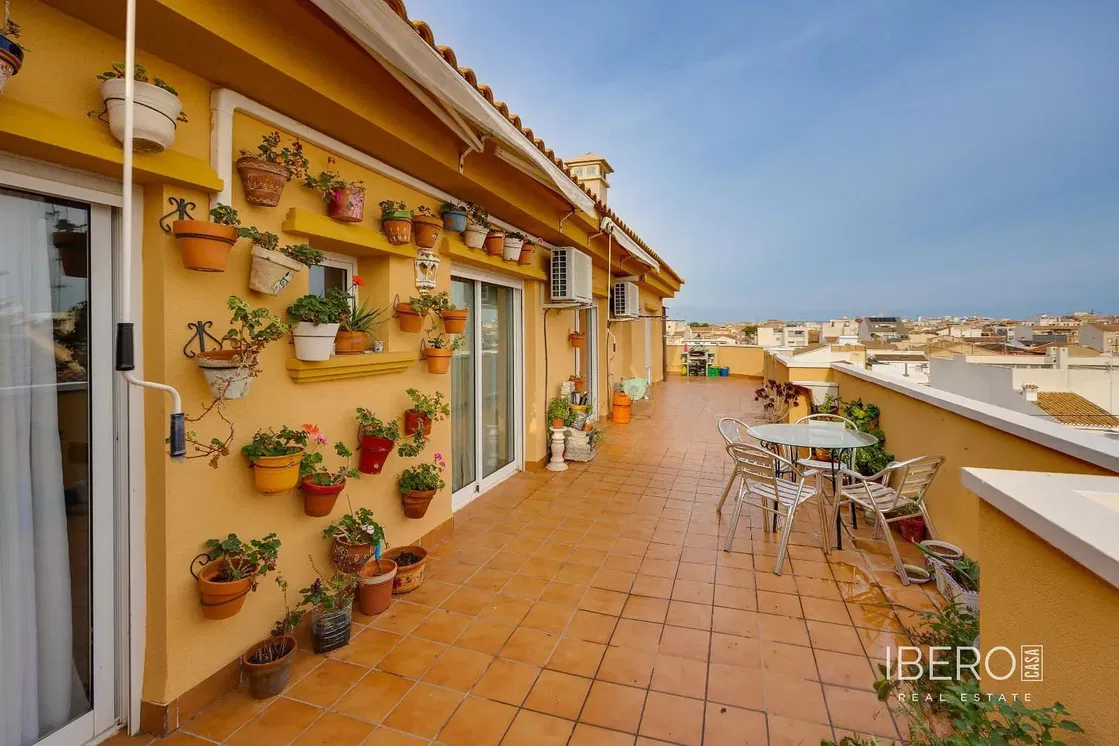 Wohnzimmer; holzboden, tageslicht, moderner stil, hohe decken