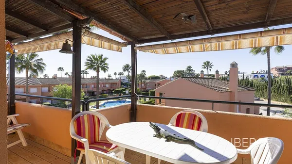 Σαλόνι; ξύλινο πάτωμα, φυσικό φως, μοντέρνο στυλ, ψηλά ταβάνια