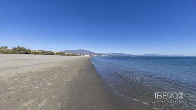 Σαλόνι; ξύλινο πάτωμα, φυσικό φως, μοντέρνο στυλ, ψηλά ταβάνια