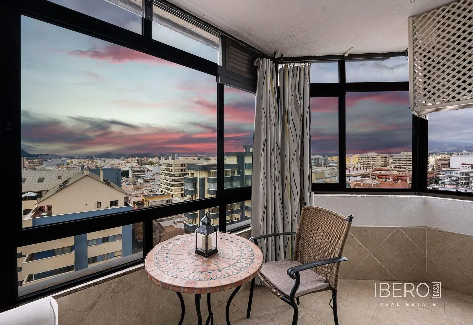 Σαλόνι; ξύλινο πάτωμα, φυσικό φως, μοντέρνο στυλ, ψηλά ταβάνια