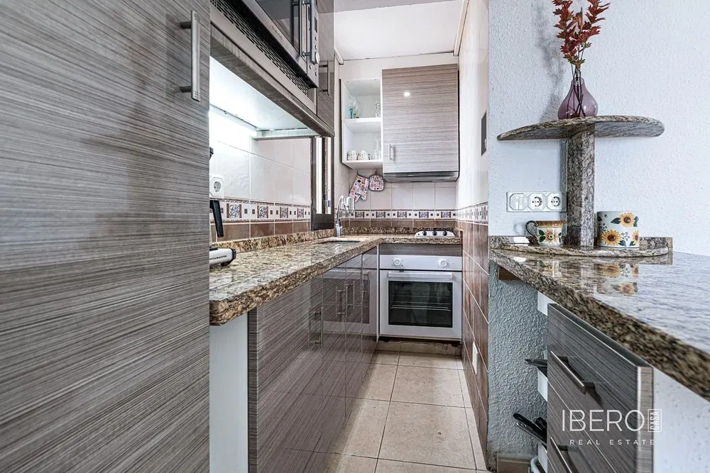 Σαλόνι; ξύλινο πάτωμα, φυσικό φως, μοντέρνο στυλ, ψηλά ταβάνια