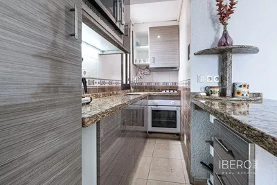 Σαλόνι; ξύλινο πάτωμα, φυσικό φως, μοντέρνο στυλ, ψηλά ταβάνια