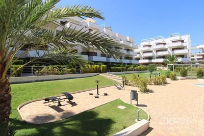 غرفة معيشة; أرضية خشبية, ضوء طبيعي, أسلوب عصري, أسقف عالية