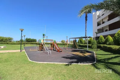 غرفة معيشة; أرضية خشبية, ضوء طبيعي, أسلوب عصري, أسقف عالية