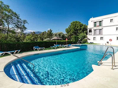 Σαλόνι; ξύλινο πάτωμα, φυσικό φως, μοντέρνο στυλ, ψηλά ταβάνια