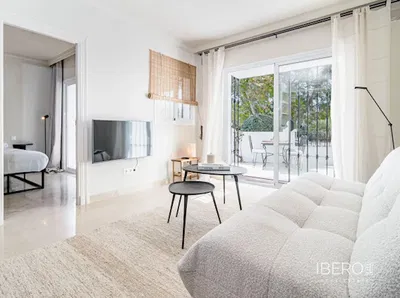 Σαλόνι; ξύλινο πάτωμα, φυσικό φως, μοντέρνο στυλ, ψηλά ταβάνια