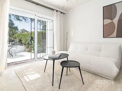 Σαλόνι; ξύλινο πάτωμα, φυσικό φως, μοντέρνο στυλ, ψηλά ταβάνια