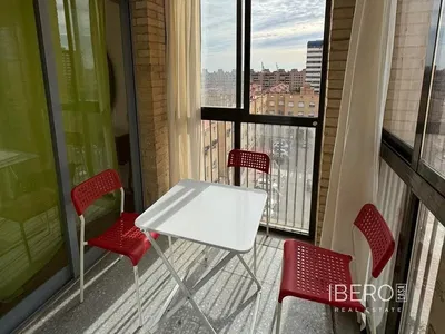 غرفة معيشة; أرضية خشبية, ضوء طبيعي, أسلوب عصري, أسقف عالية