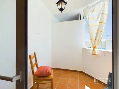 Dnevni boravak; drveni pod, prirodna svjetlost, moderan stil, visoki stropovi