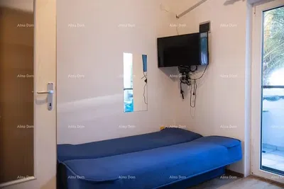 Salon; parquet, lumière naturelle, style moderne, hauteur sous plafond