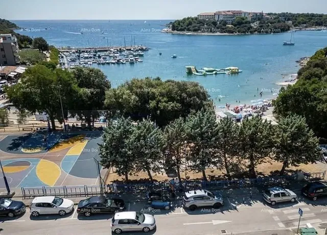 Soggiorno; pavimento in legno, luce naturale, stile moderno, soffitti alti