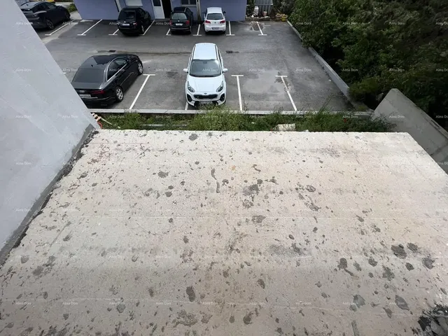 Soggiorno; pavimento in legno, luce naturale, stile moderno, soffitti alti