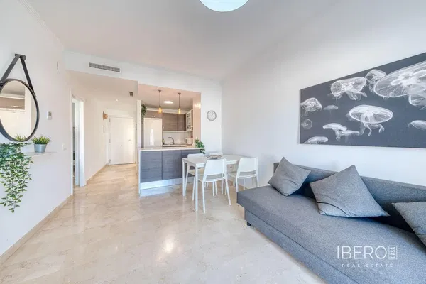 Wohnzimmer; holzboden, tageslicht, moderner stil, hohe decken