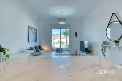 Wohnzimmer; holzboden, tageslicht, moderner stil, hohe decken