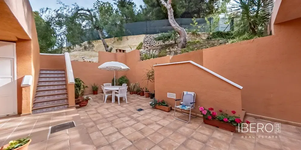 غرفة معيشة; أرضية خشبية, ضوء طبيعي, أسلوب عصري, أسقف عالية