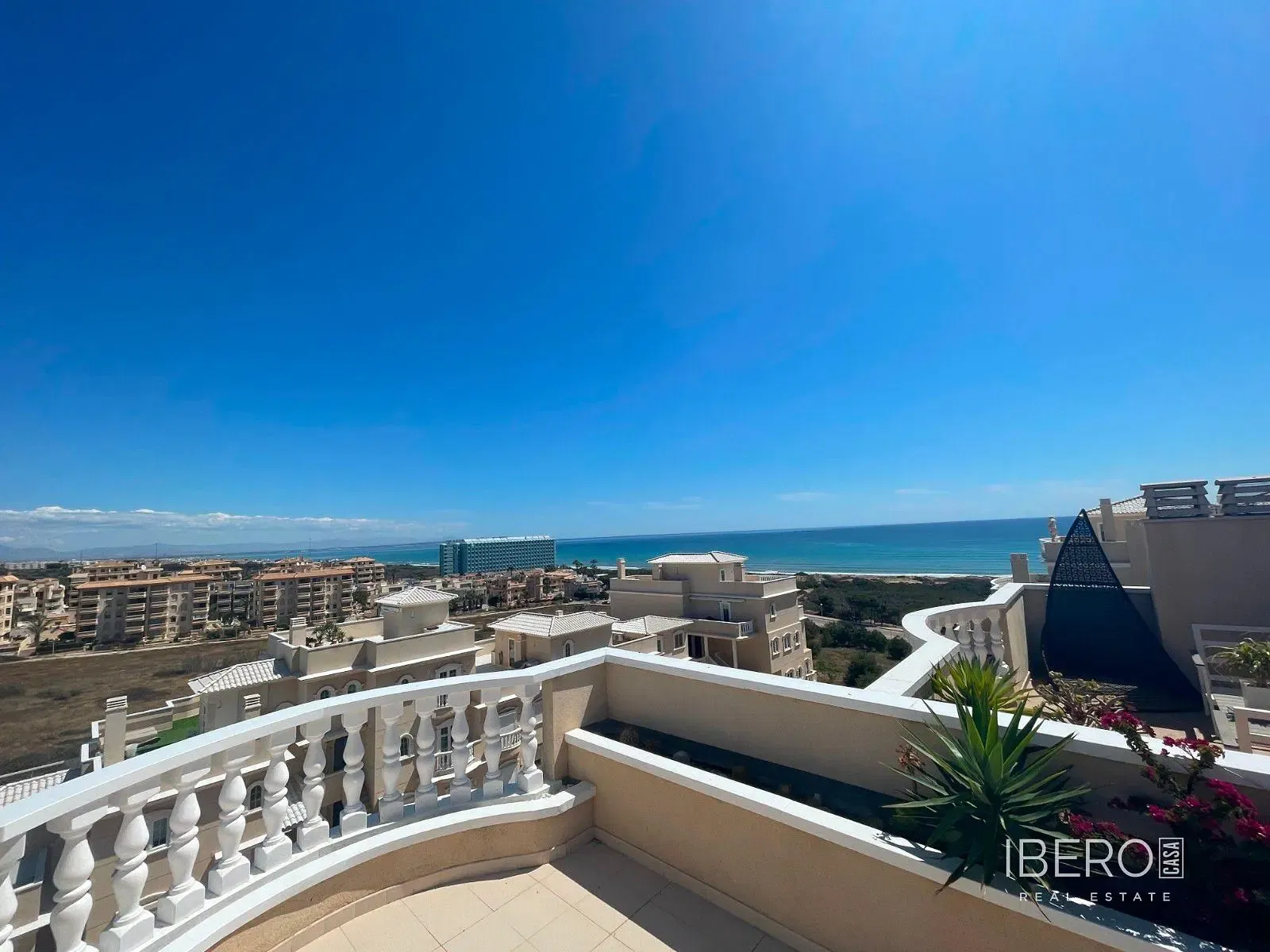 Wohnzimmer; holzboden, tageslicht, moderner stil, hohe decken