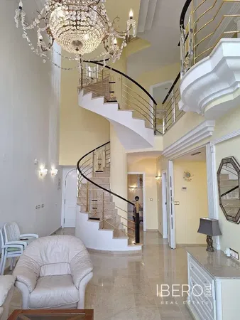 Wohnzimmer; holzboden, tageslicht, moderner stil, hohe decken