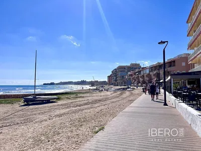 غرفة معيشة; أرضية خشبية, ضوء طبيعي, أسلوب عصري, أسقف عالية