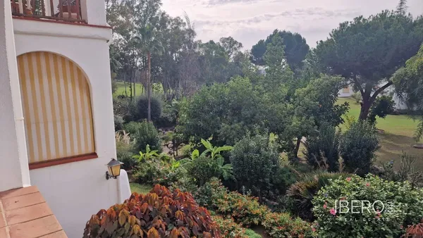 Σαλόνι; ξύλινο πάτωμα, φυσικό φως, μοντέρνο στυλ, ψηλά ταβάνια