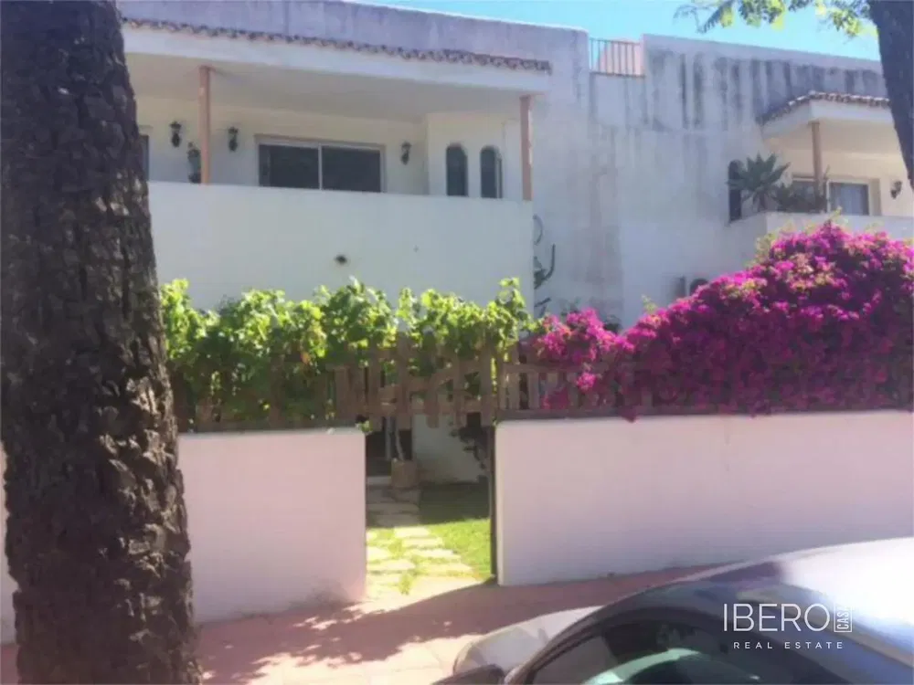 Wohnzimmer; holzboden, tageslicht, moderner stil, hohe decken