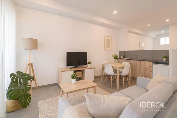 Wohnzimmer; holzboden, tageslicht, moderner stil, hohe decken