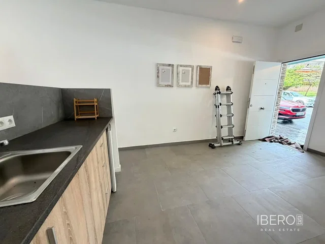 Wohnzimmer; holzboden, tageslicht, moderner stil, hohe decken