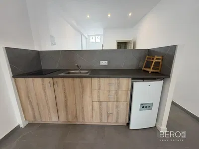 Wohnzimmer; holzboden, tageslicht, moderner stil, hohe decken