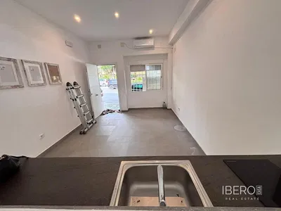 Wohnzimmer; holzboden, tageslicht, moderner stil, hohe decken