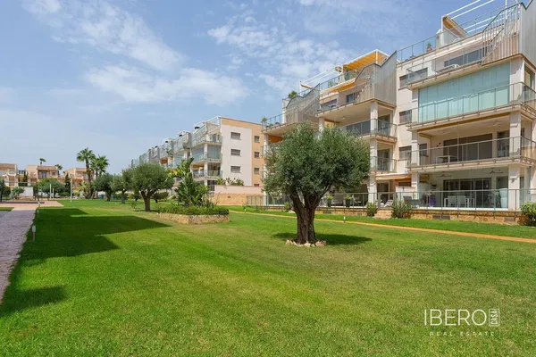Living room; wood floor, natural light, modern style, high ceiling
