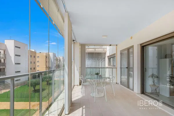 Living room; wood floor, natural light, modern style, high ceiling