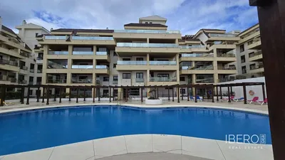 Wohnzimmer; holzboden, tageslicht, moderner stil, hohe decken