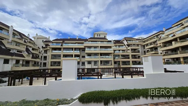 Σαλόνι; ξύλινο πάτωμα, φυσικό φως, μοντέρνο στυλ, ψηλά ταβάνια