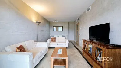 Wohnzimmer; holzboden, tageslicht, moderner stil, hohe decken