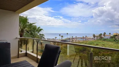 Wohnzimmer; holzboden, tageslicht, moderner stil, hohe decken